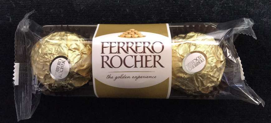 金色の包み紙がツリーの飾りみたいな イタリアのチョコ フェレロ ロシェ 好きなお菓子と 食べ物のハナシ